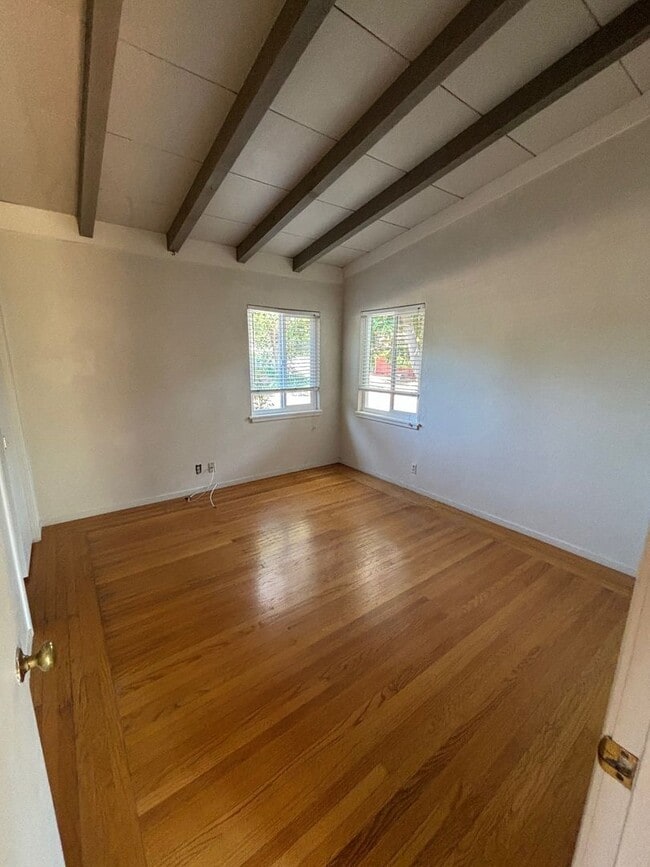 Building Photo - 2 Bedroom 1 Bathroom located in Santa Rosa...