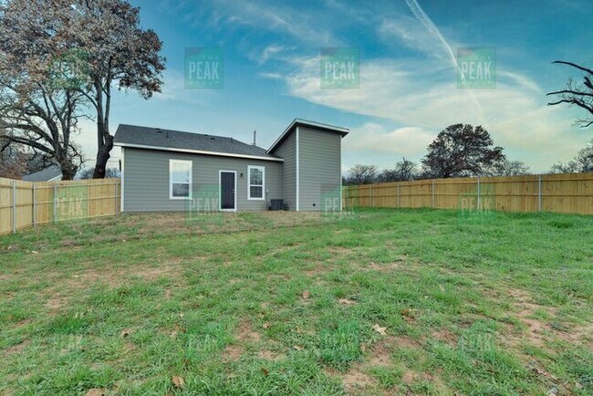 Building Photo - $1515! Beautiful Corner lot home in Fort Worth! Available 5/16!