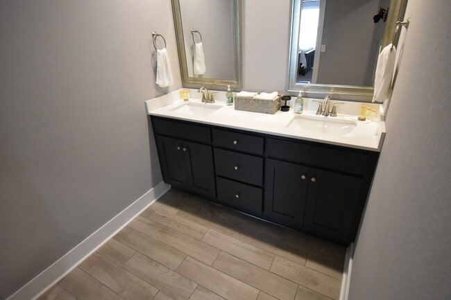 Building Photo - Luxurious 4 Bedroom 2.5 Bathroom in the Heart of Fayetteville, Arkansas!!