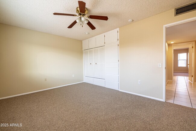 Building Photo - 10005 W Oak Ridge Dr