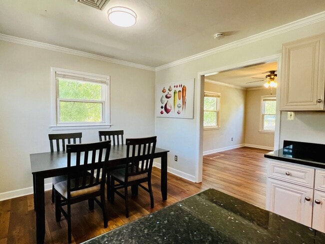 Building Photo - Charming Rancher in the Heart of Colonial Place