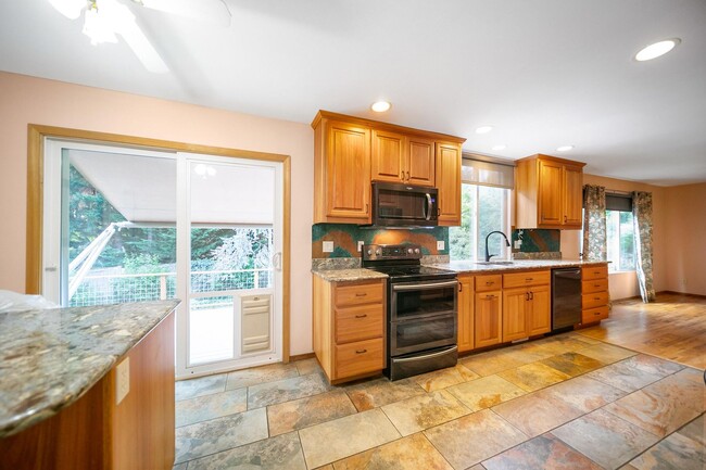 Building Photo - 5 Bed 2.5 Bath Spacious House For Rent In Poulsbo!!!