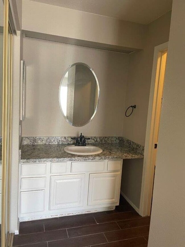 Building Photo - 2035 S Elm St