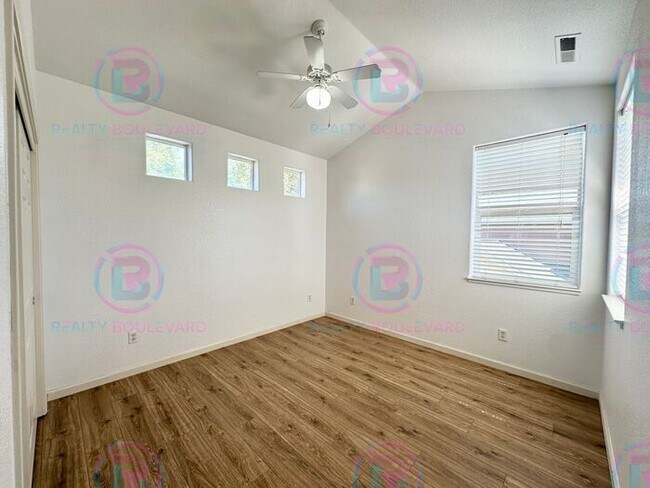 Building Photo - 3 Bedroom 2.5 Bathroom + Loft & 2 Car gara...
