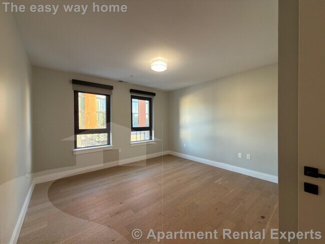 Building Photo - 9 Central St