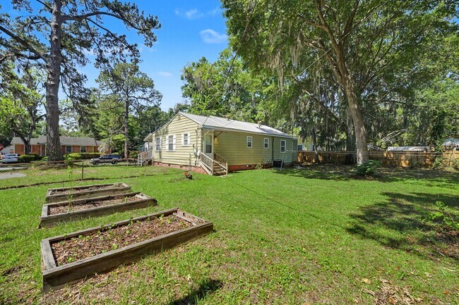 Building Photo - 3 Bed 2 Bath Home with Great Outdoor Space!