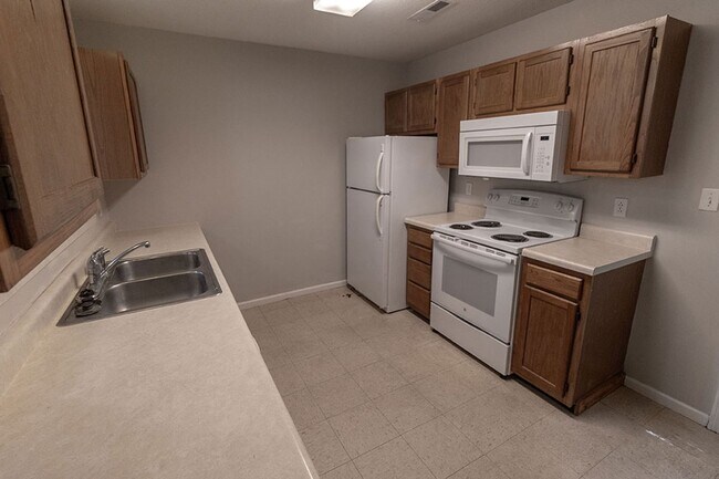 Building Photo - 5567-5569 Pinehurst Ln.