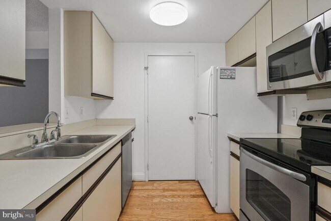 Building Photo - 1530 Key Blvd