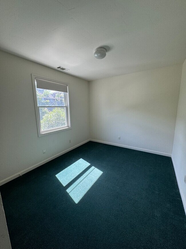 Building Photo - ***REDUCED SECURITY DEPOSIT***-Spacious 5bdr/3bath units available for a lease ending May 30. Bui...