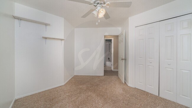 Building Photo - Amazing Fairfax Quad Level 4 bedroom, 3 ba...