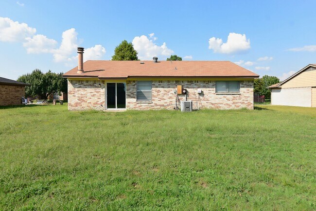 Building Photo - 1703 La Fontaine Ln