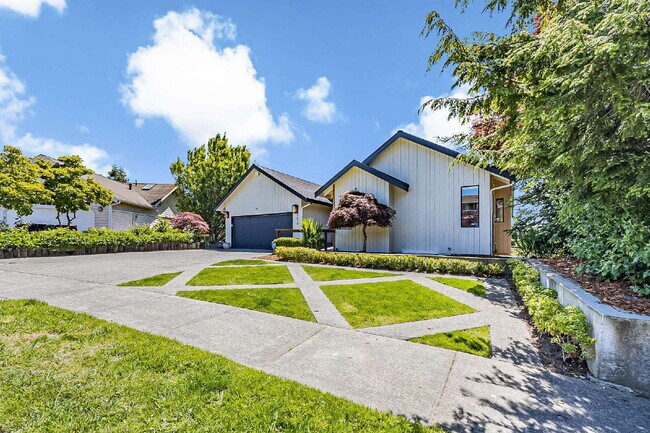 Building Photo - Sophisticated and Elegant home is located in Harbor Ridge at Browns Point. Spacious 4 bedroom, 4 ...