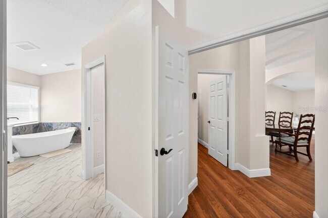 Building Photo - 5477 Glen Oak Pl