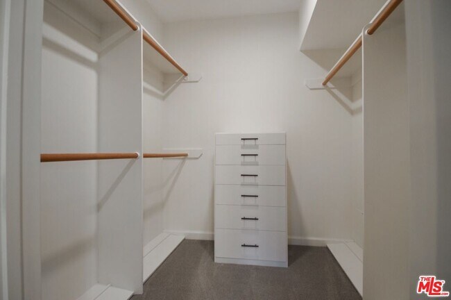 Building Photo - 1121 N Beverly Dr