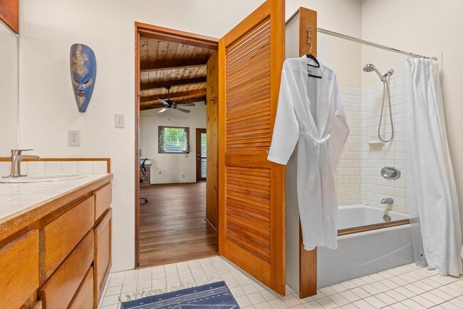 Building Photo - Captain Cook Home – 3 Bed, 2 Bath + Bonus Room! Fully Furnished with Solar Power