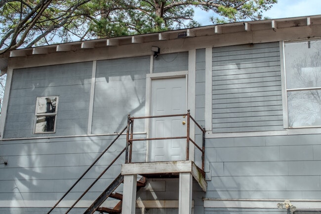 Building Photo - 621 Merrick St