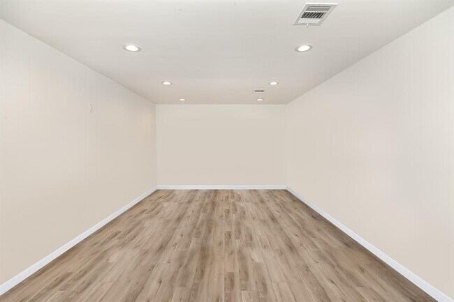Building Photo - 8911 Birdwood Ct