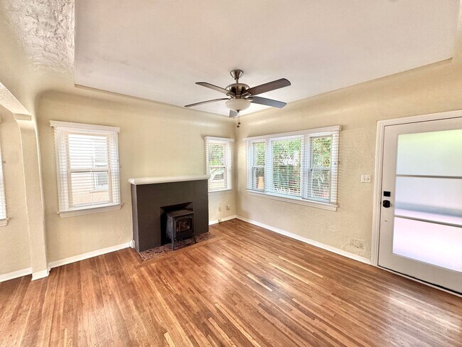Building Photo - Cute North Park Bungalow! 2bd/1ba, 1 car garage, AC, W/D in-unit, fenced yard!