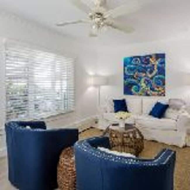 Building Photo - Beautiful Condo with Private Hot Tub!