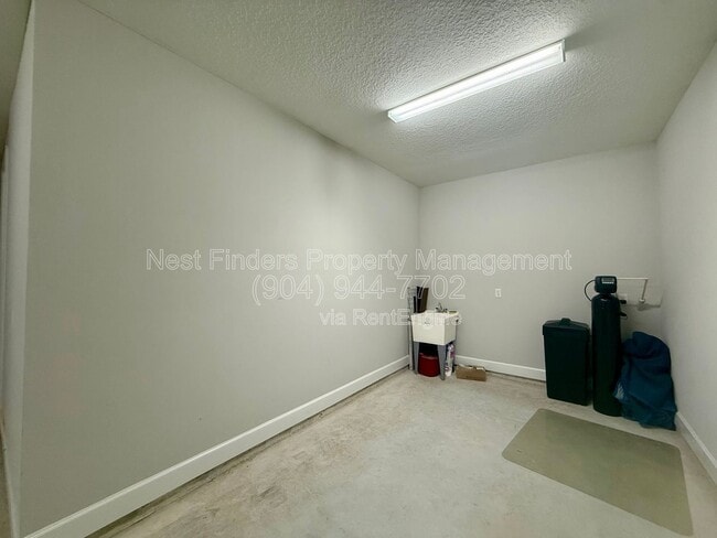 Building Photo - 10682 Aventura Dr