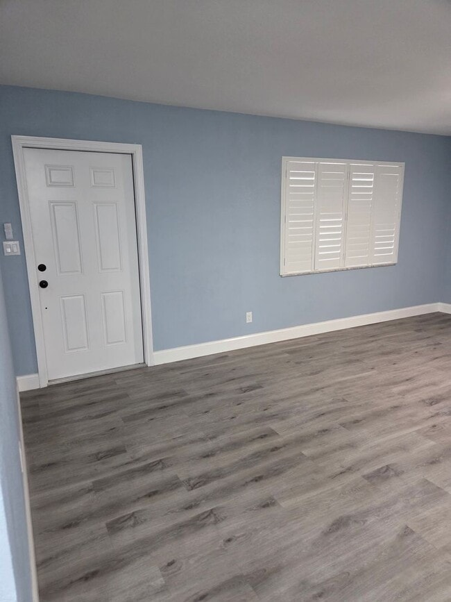 Building Photo - REMOLEDED WITH AWESOME KITCHEN
