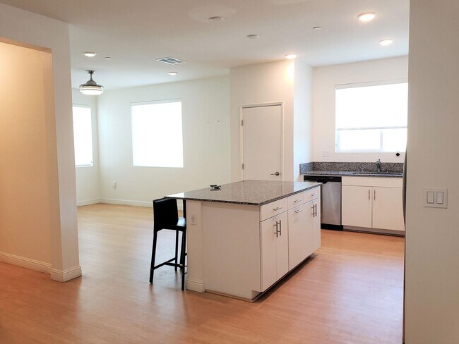 Building Photo - Otay Mesa: 2bd/3.5ba Playa Del Sol Multi Level Townhome