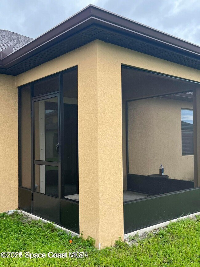 Building Photo - 1924 Capital Dr SE