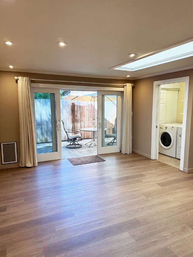 Building Photo - Updated 1-Bedroom Retreat in the Heart of the Springs.