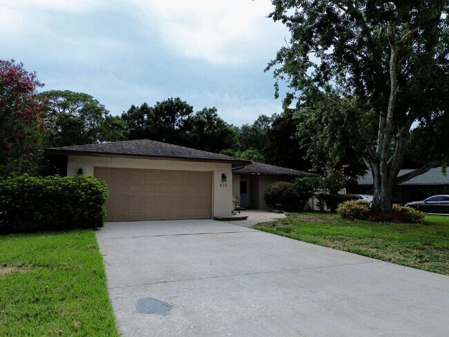 Building Photo - 423 Whispering Oaks Ct