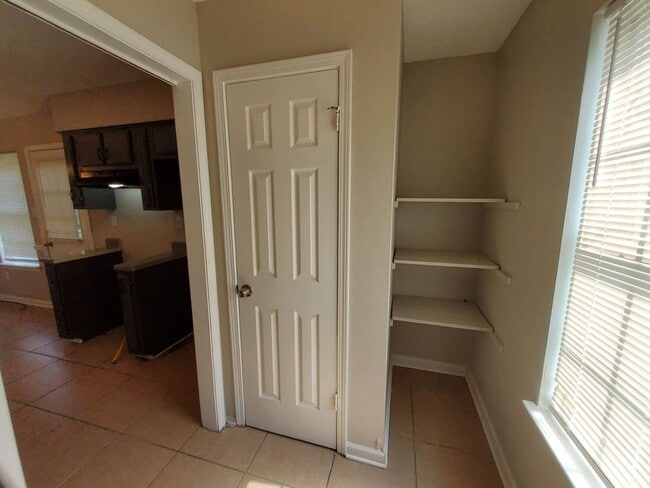 Building Photo - 4582 Summer Creek N