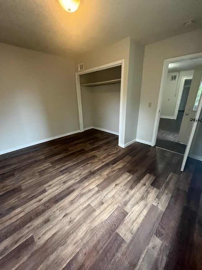 Building Photo - 305 E Grove St