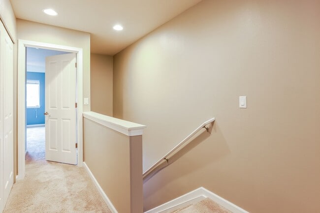 Building Photo - Bright and inviting townhome located in a charming community in Mountlake Terrace.