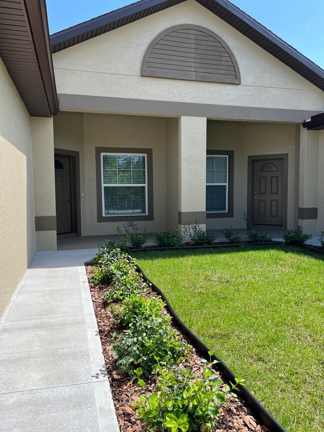 Building Photo - Newer 3bdr/2ba in the heart of Palm Coast!