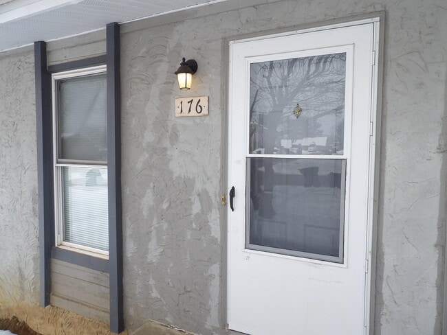 Building Photo - 176 Landings Dr