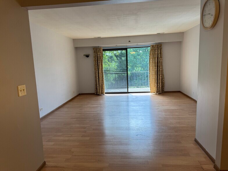 Living room 17x15 - 21W581 North Ave
