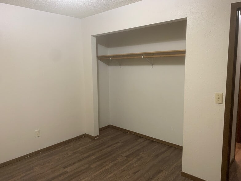 Building Photo - 8 8th St W