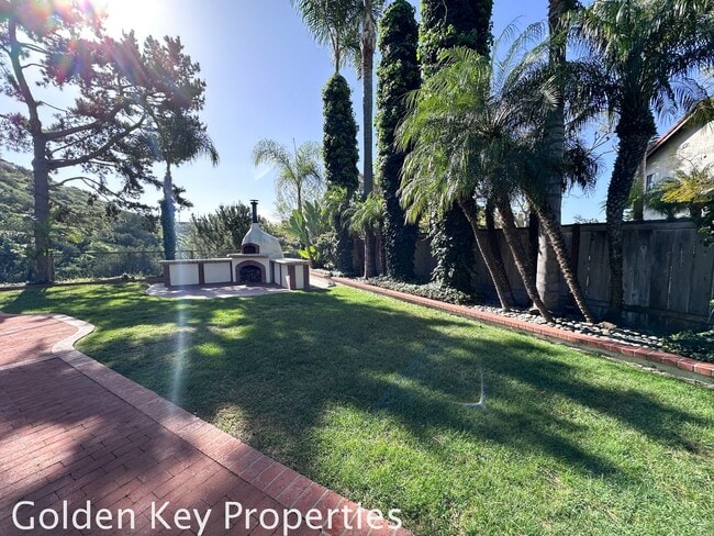 Building Photo - Beautiful townhome in The Trails at Calavera!