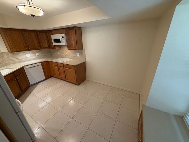 Building Photo - Spacious 2 Bedroom, 2 Bathroom Condo in Gated Lake Pineloch Village!