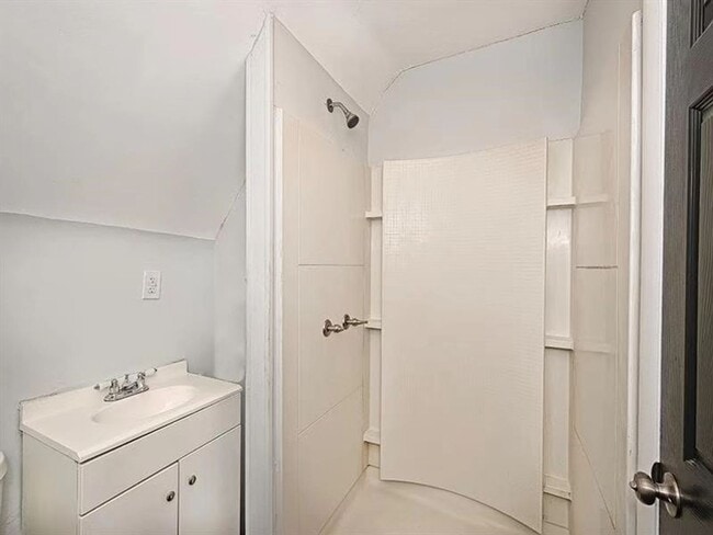 Building Photo - 5 bedroom home in the Upper Hill District