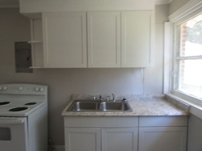 Building Photo - 223 Highland Ave