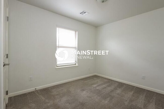 Building Photo - 3 Bedroom Pet-Friendly Home in Yukon, OK with Main Street Renewal