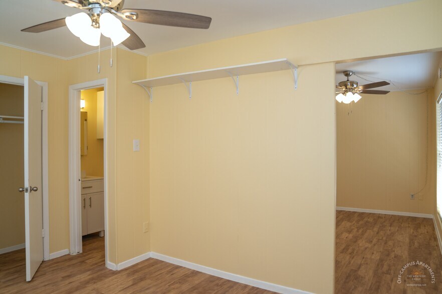 Building Photo - Envoy Apartments