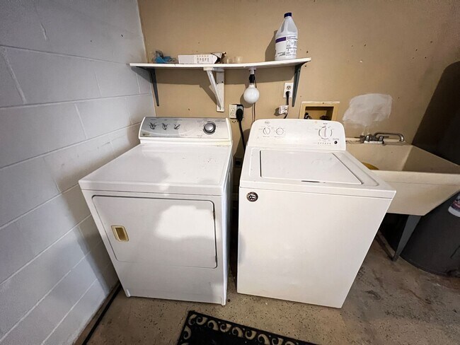 Building Photo - Charming 2-Bedroom, 2-Bathroom Home in a Tranquil Leesburg Community with Open Garage and Versati...