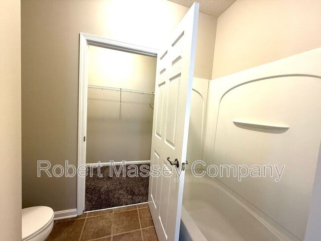 Building Photo - 9400 Clubview Dr
