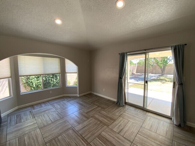 Building Photo - 3 Bedroom Single Story home Near Paseo Del...