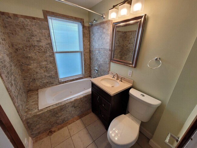 Building Photo - 145 Pine St