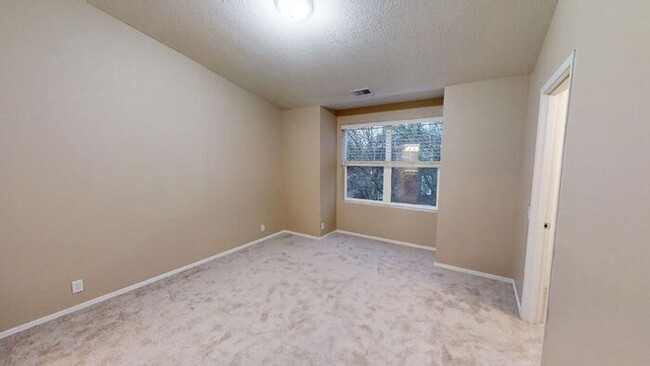 Building Photo - Move-in Ready! Dual Master Bedrooms in a L...