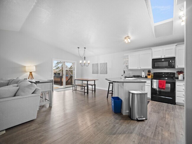 Building Photo - Bright & Comfortable 3 Bedroom Home (Furnished)