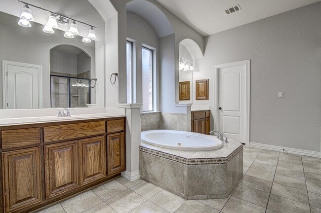 Building Photo - 1425 River Forest Dr