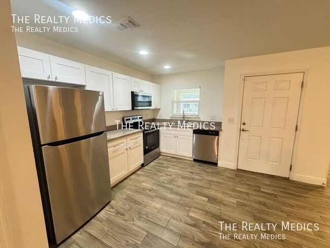 Building Photo - 708 Bon Air St